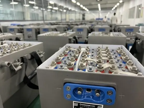 圖片包含 室內(nèi), 汽車, 桌子, 房間